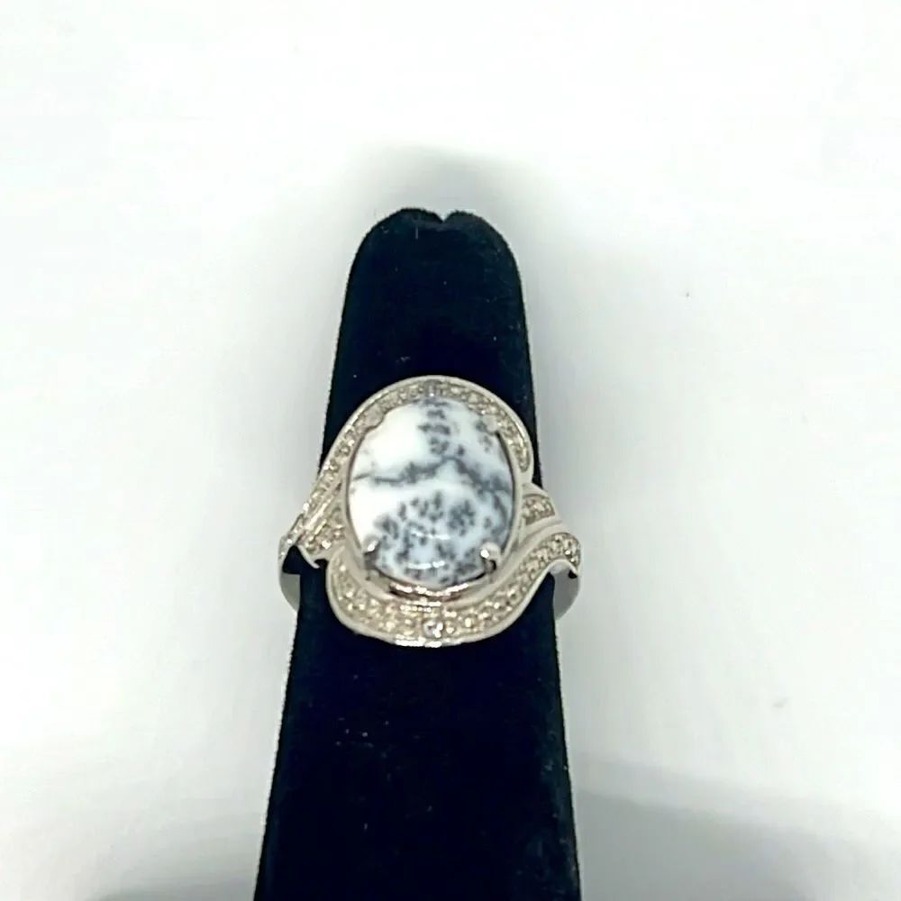 Beautiful Silver Stone Ring - Picture 2 of 7